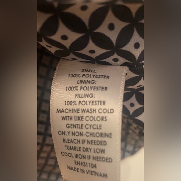 Crown & Ivy Quilted Vest Sz M Burgundy Gold Hardware Puffer - Picture 7 of 7